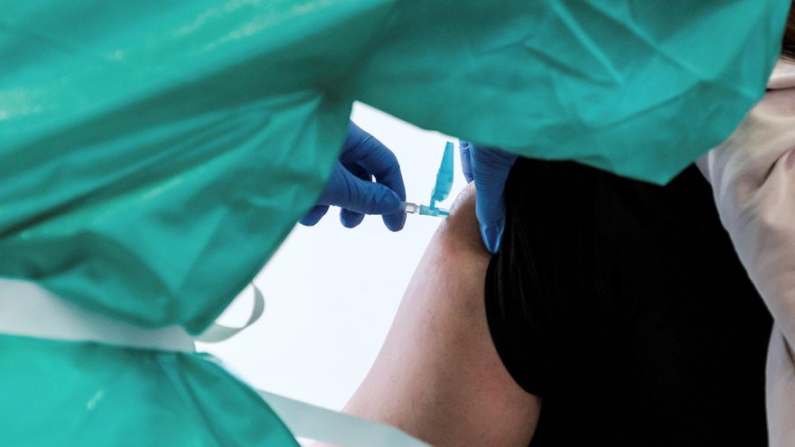 Una mujer recibe la segunda dosis de la vacuna contra la covid-19. EFE/Sergio G. Cañizares/Archivo