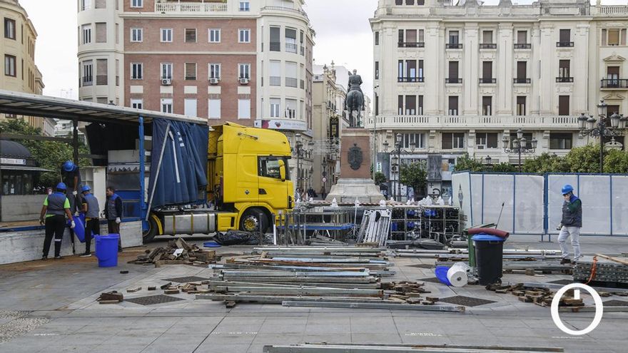 Montaje de la pista de hielo en Tendillas