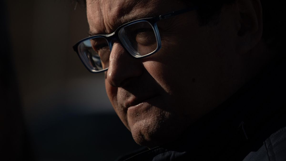 El ministro para la Transformación Digital y de la Función Pública, Óscar López, durante su visita a las obras de construcción de vivienda, a 15 de enero de 2025, en Velilla de San Antonio, Madrid (España). Los ministros han visitado el pueblo madrileño V