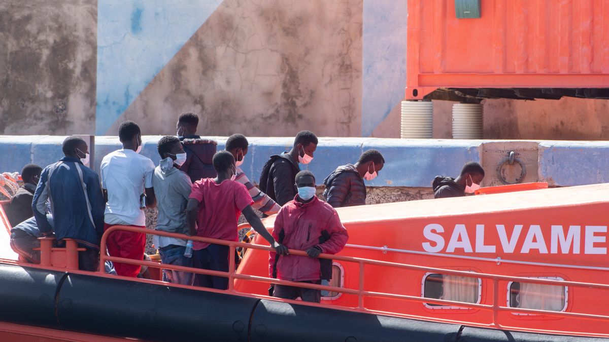 Una embarcación de Salvamento Marítimo ha trasladado este miércoles al puerto de Gran Tarajal (Fuerteventura) a 45 inmigrantes localizados al sur de la Isla