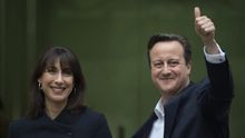 El primer ministro británico, David Cameron, y su mujer, Samantha, a su llegada al número 10 de Downing Street en Londres hoy, viernes 8 de mayo de 2015.