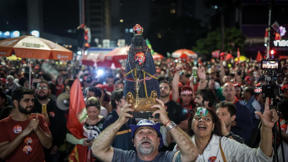 Simpatizantes del presidente de Brasil, Luiz Inácio Lula da Silva, celebrando este domingo en Sao Paulo. EFE/ Felipe Iruatã
