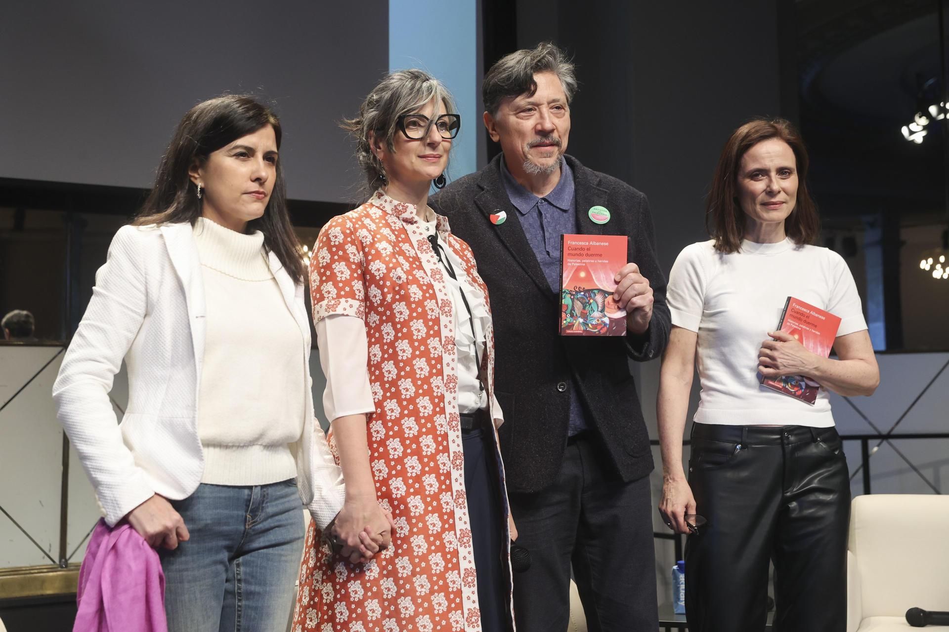 Olga Rodríguez, Francesca Albanese, Carlos Bardem y Aitana Sánchez-Gijón (de izq a dcha) en el Círculo de Bellas Artes de Madrid, el 6 de mayo de 2026.