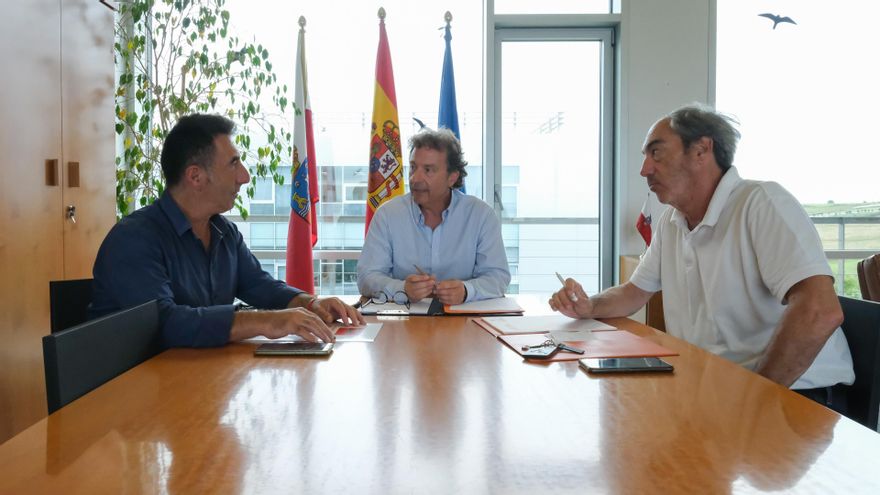 El consejero de Desarrollo Rural, Ganadería, Pesca y Alimentación, Pablo Palencia, se reúne con el presidente de la Unión de Pequeños Agricultores y Ganaderos (UPA), Alberto Pérez Quintial.