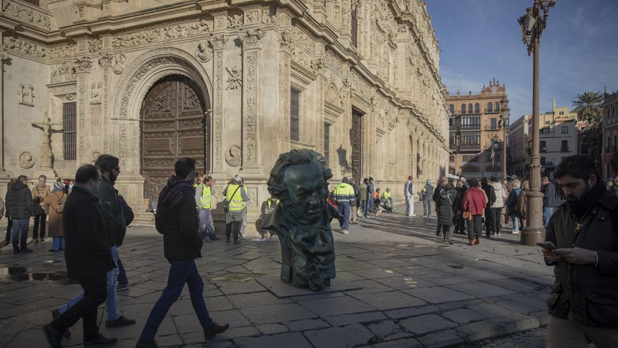 Réplica gigante del Goya junto a la sede del ayuntamiento en la plaza del San Francisco.