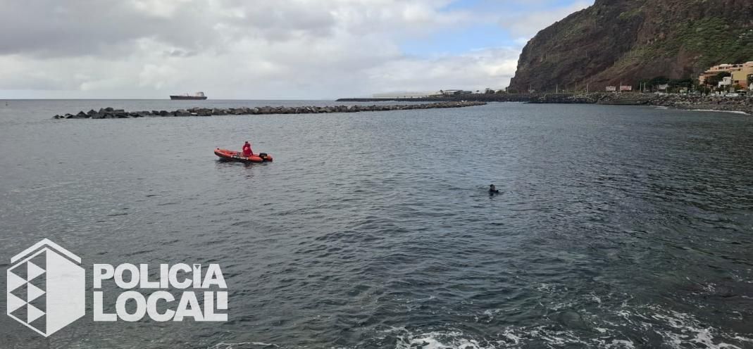 Embarcación del servicio de Salvamento y Socorrismo prestado por Cruz Roja española en la playa de Las Teresitas avisa al menor que realizaba pesca submarina sin licencia y son un fusil este domingo.