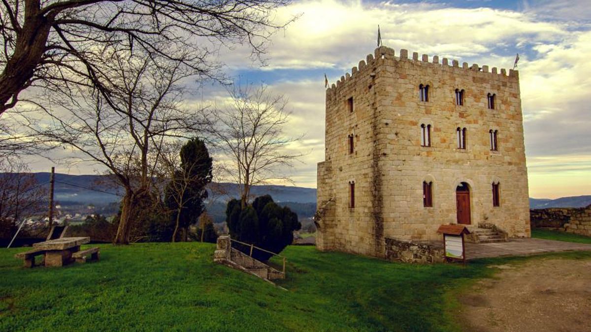 En este castillo, edificado sobre un castro del siglo I, hoy puedes ver una catapulta o aprender cómo se elaboran los zuecos