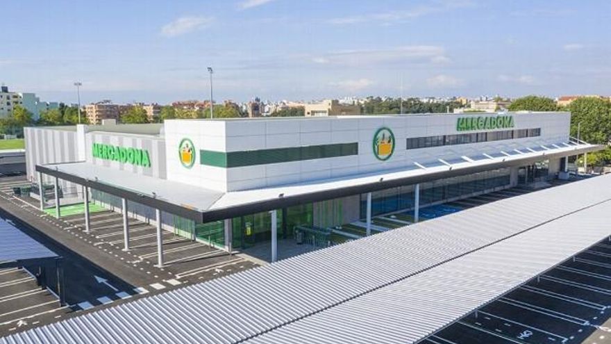 La primera superficie comercial está en Vila Nova de Gaia, junto a un campo de fútbol que también han construido dentro de un proyecto de responsabilidad social.