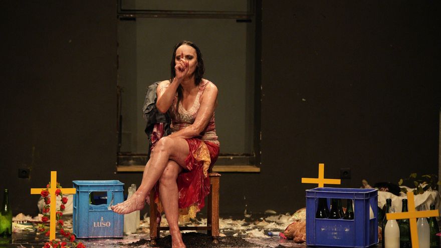 Angélica Liddell da a luz una obra maestra en la que oficia su propio entierro