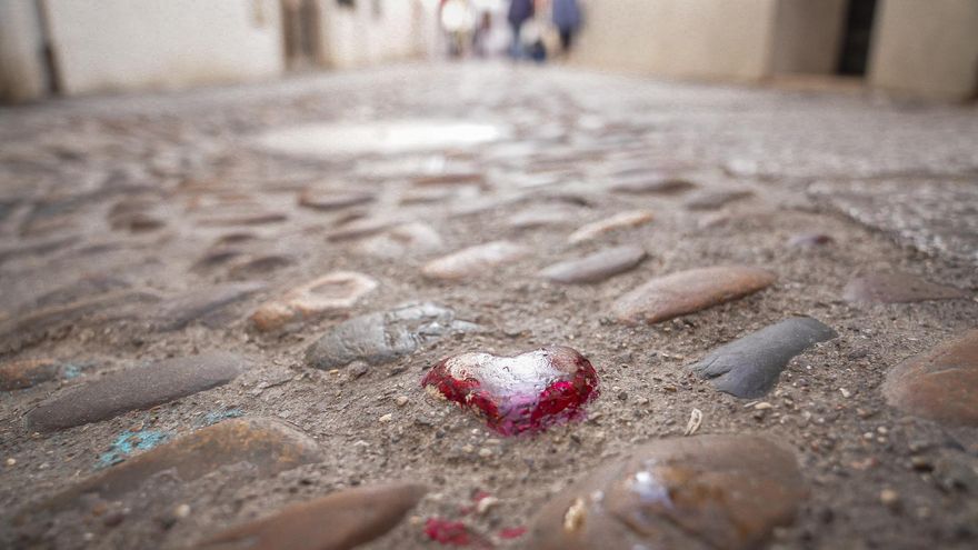 La verdadera historia de la piedra en forma de corazón y pintada de rojo en Córdoba