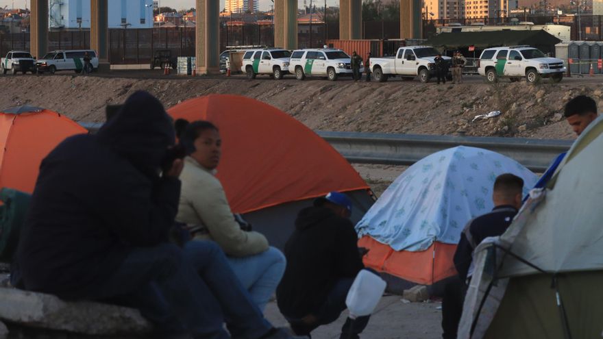 Migrantes desbordan la capacidad en El Paso y aguantan penurias en las calles