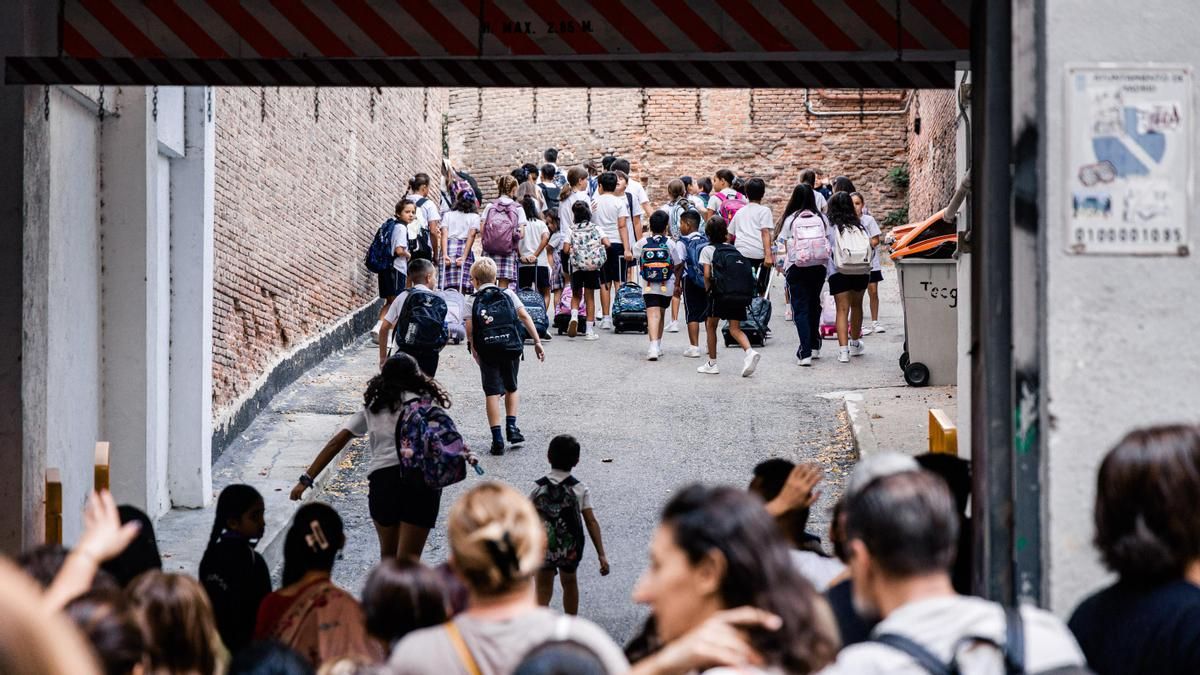 Varios niños de camino a la escuela en la entrada del colegio, a 7 de septiembre de 2026, en Madrid (España).