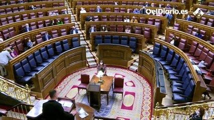 El diputado Arnau Ramírez pone a Vox ante el espejo de sus comentarios homófobos
