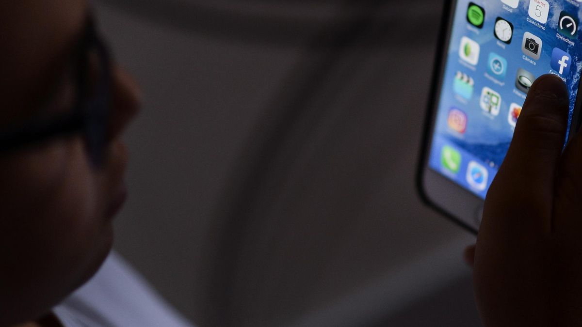 Una caminata de 5 km reclama en València retrasar el acceso a móviles a menores de 16 años