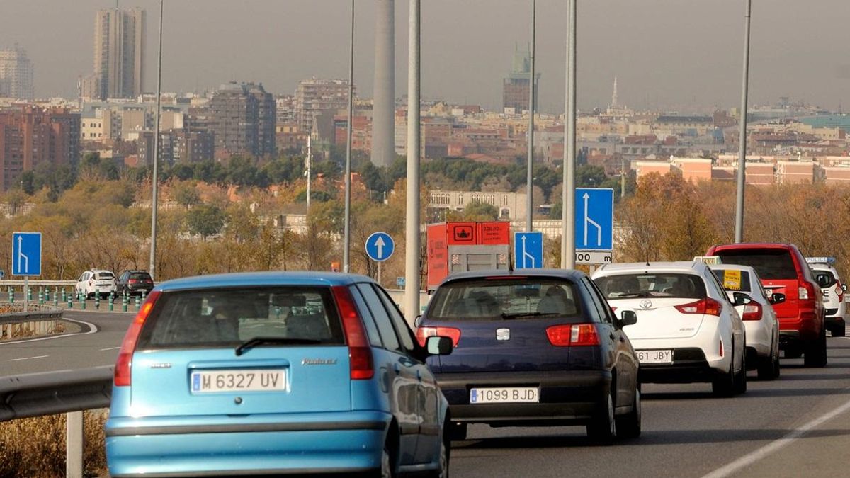 Los coches oscuros convierten la calle en auténticas planchas de calor