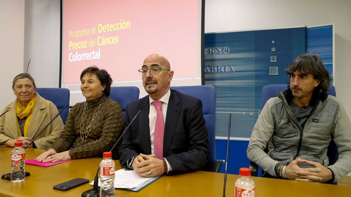 El consejero de Salud, César Pascual, presenta en rueda de prensa el programa de cribado de cáncer de colon.