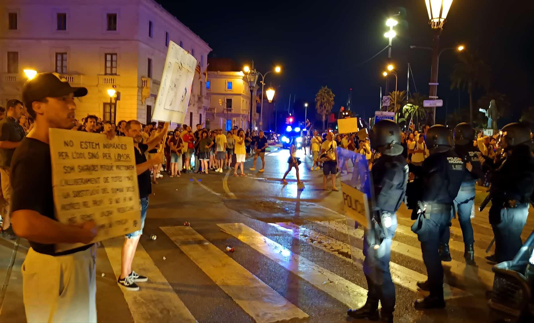 Los manifestantes, frente a los agentes de la Policía Nacional