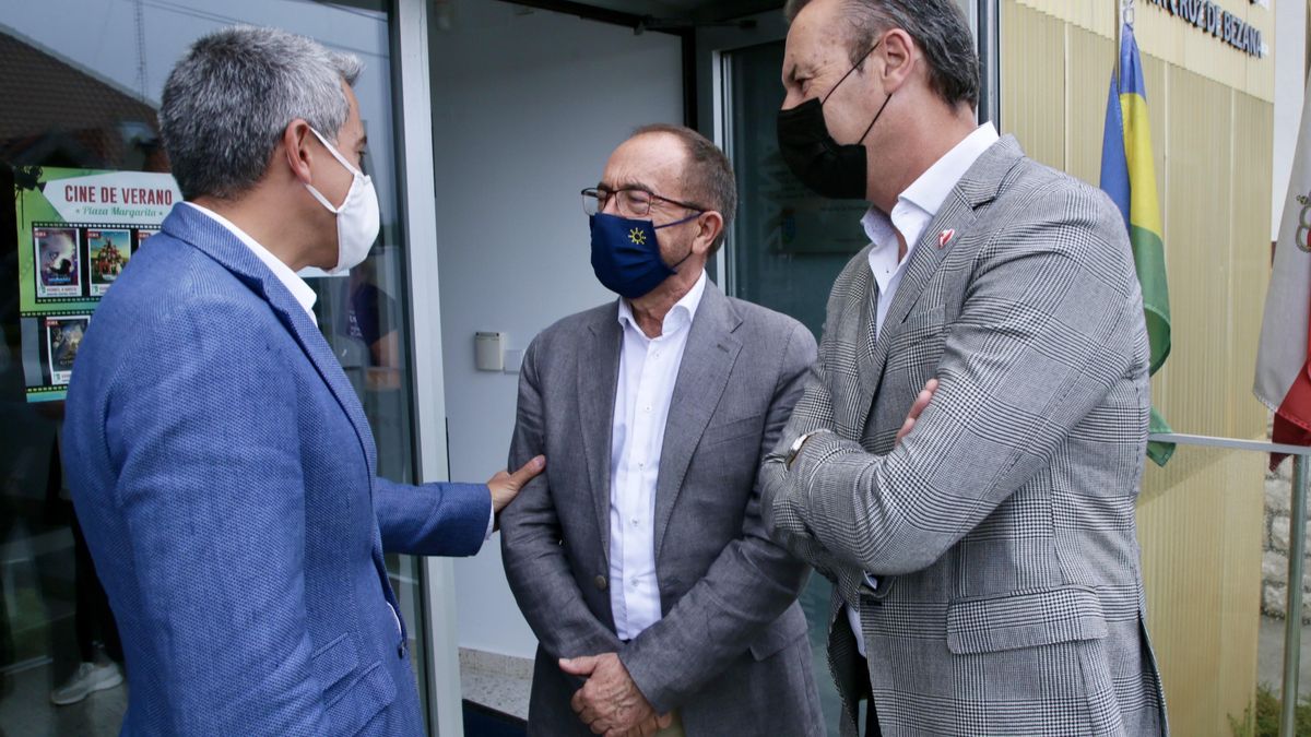 El vicepresidente de Cantabria, Pablo Zuloaga (izda); el embajador delegado permanente de España ante la Unesco, Andrés Perelló (centro), y el consejero de Medio Ambiente, Guillermo Blanco (derecha)