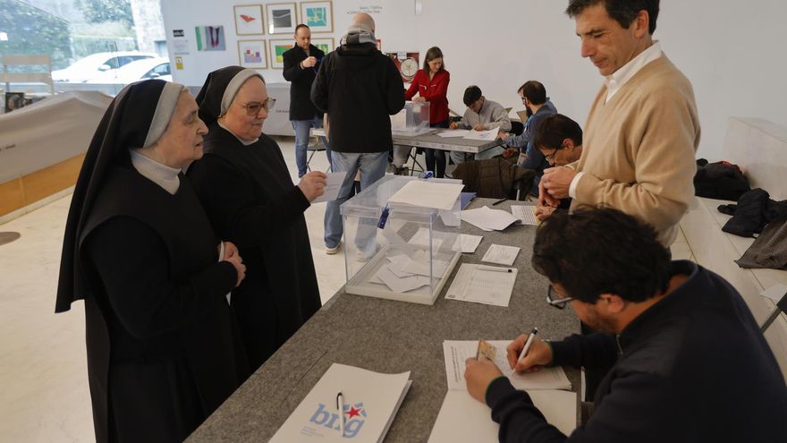 Abren los colegios electorales en Galicia a la espera de 2,2 millones de electores