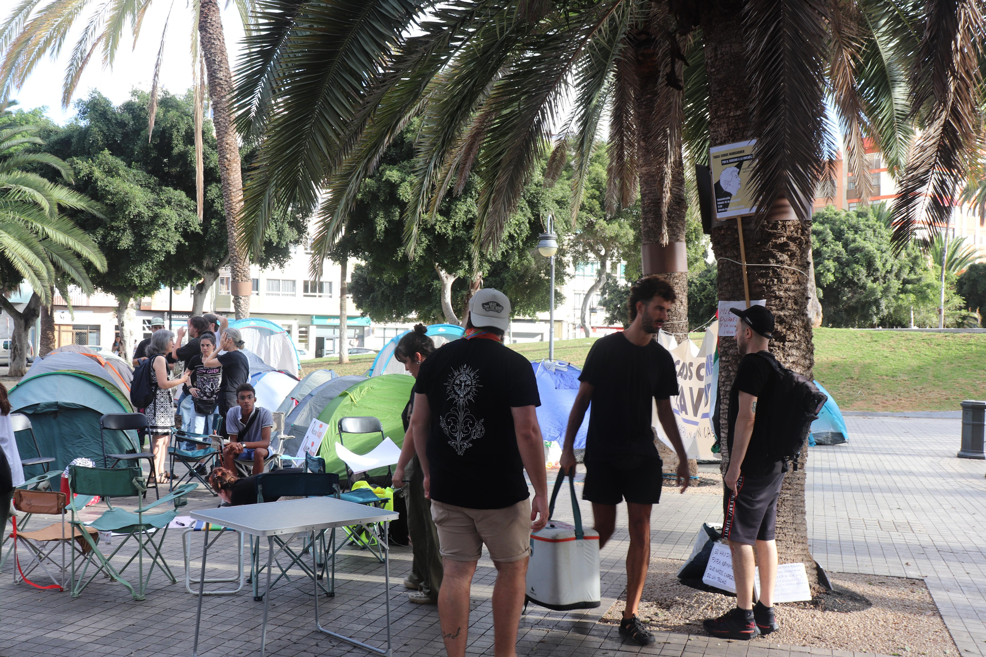 Personas acampan en la Plaza de la Feria (Las Palmas de Gran Canaria) por el derecho a la vivienda