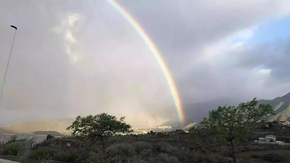 Imagen de archivo de un arcoíris en Valle de Aridane.