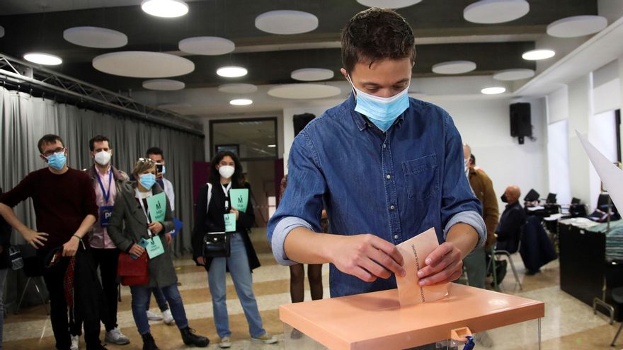 El portavoz de Más País en el Congreso, Íñigo Errejón, vota en colegio Santa María de Jesús para las elecciones autonómicas en Madrid de este martes. EFE/David Fernández