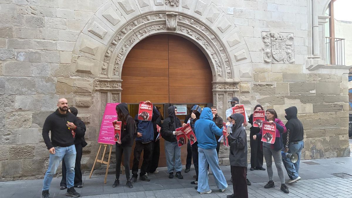 Protesta del Sindicato de Vivienda a las puerta del CCR mientras se celebra unas jornadas de viviendas turísticas
