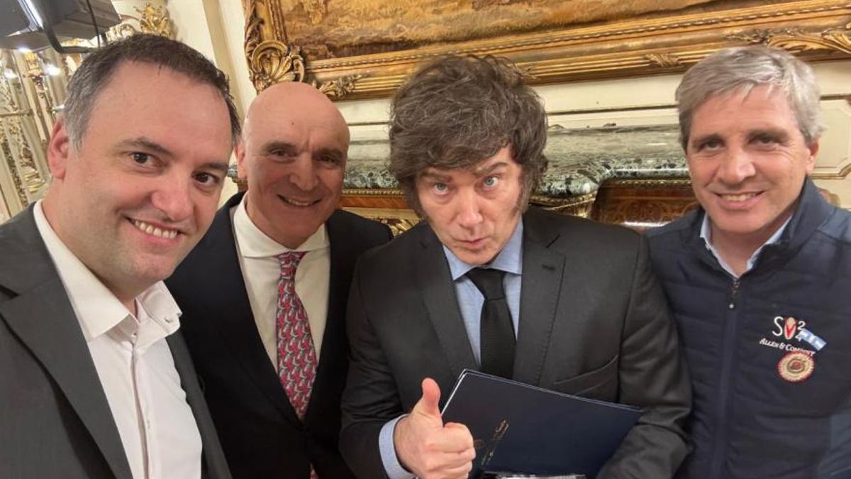 Selfie de Manuel Adorni junto a Javier Milei, José Luis Espert y Toto Caputo, este lunes, tras la jura de Lisandro Catalán.