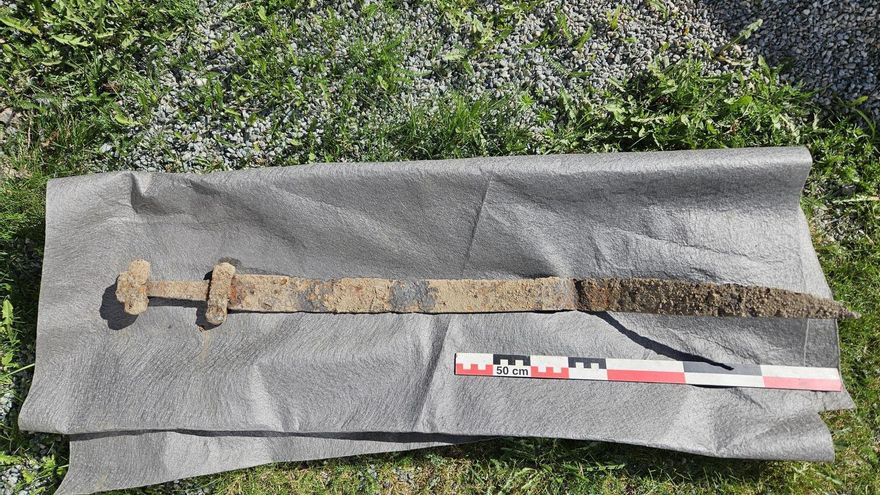 Tiene solo 6 años, pero ya ha sorprendido a los arqueólogos: encontró una espada de hace 1.300 años