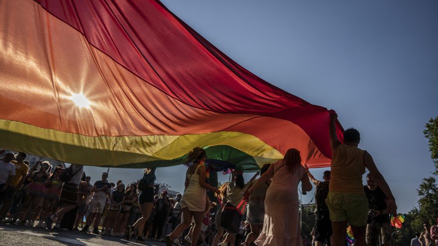 Una bandera gigante en el centro de Madrid