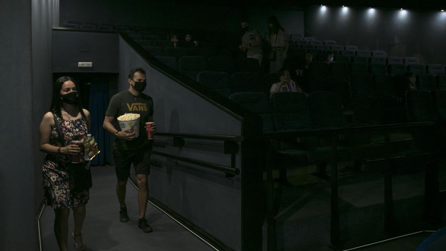 Archivo - Una pareja entra en una sala de cine