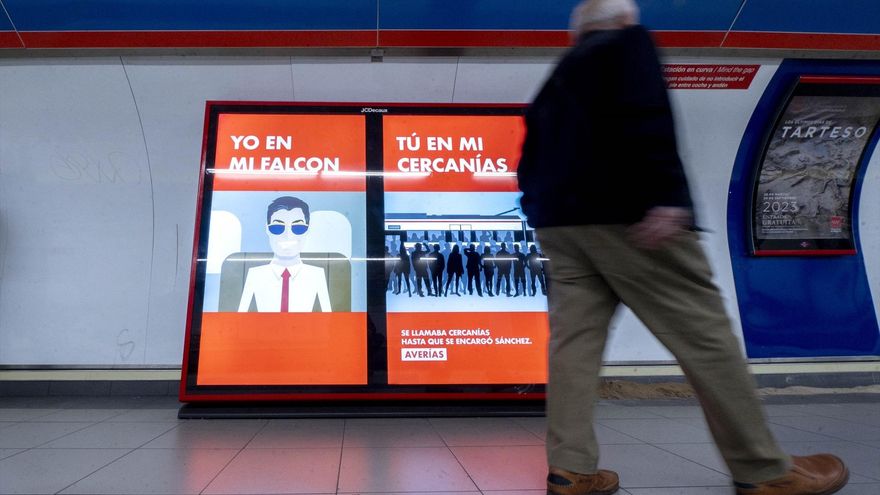 EuropaPress 5210201 hombre pasa delante cartel digital contra presidente gobierno metro puerta