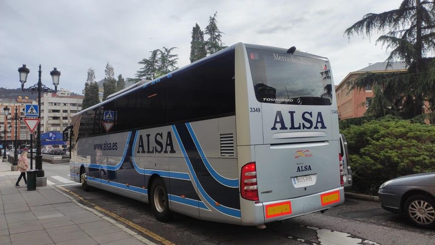 Un autobús de Alsa durante un servicio.