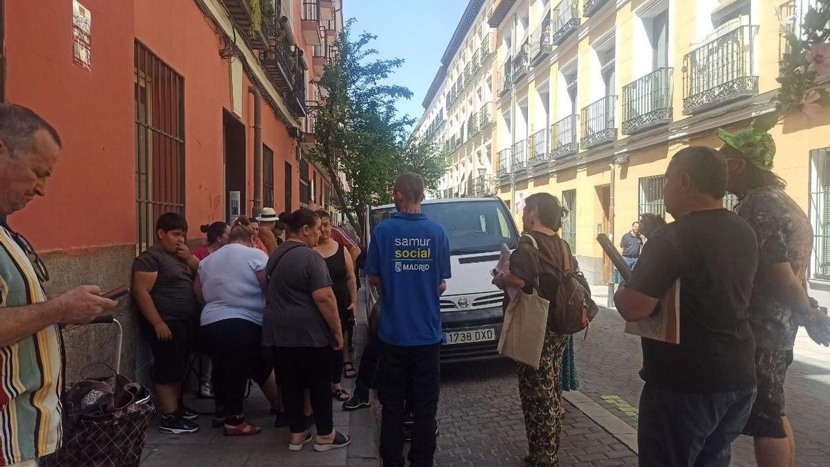El Gobierno de Almeida desahucia a una octogenaria y dos niños de un piso en Lavapiés por una deuda saldada