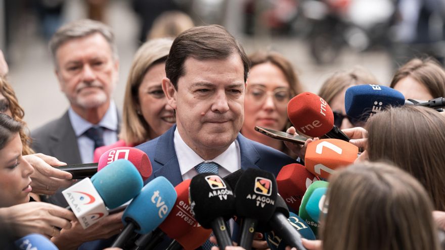 El presidente de Castilla y León, Alfonso Fernández Mañueco, a su llegada a la reunión de la Junta Directiva Nacional del Partido Popular (PP) en la sede de calle Génova, a 19 de mayo de 2025, en Madrid (España).