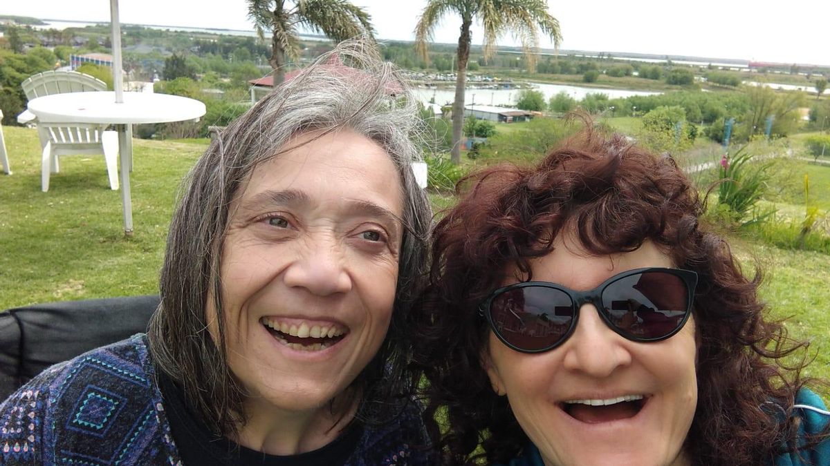 Silvi y Meche comparten la vida hace más de 30 años y son madres de Ludmila. Su historia pone en foco los desafíos y prejuicios que enfrentan las familias diversas con discapacidad. Su historia conjunta desafía la mirada capacitista: el amor, la maternidad y la vida cotidiana pueden ser tan diversas como potentes