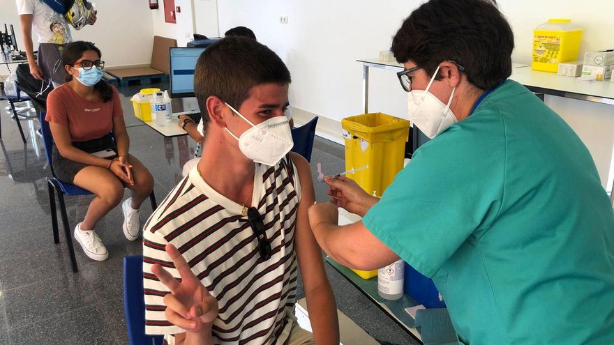 Canarias comienza la vacunación a mayores de 12 años en las islas no capitalinas