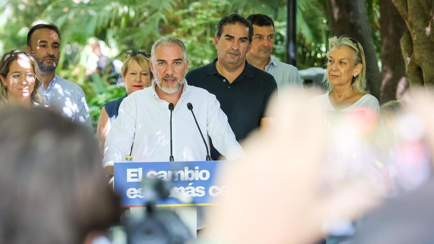 El vicesecretario de Política Autonómica, Municipal y Análisis Electoral del Partido Popular, Elías Bendodo, atendiendo a los medios.
