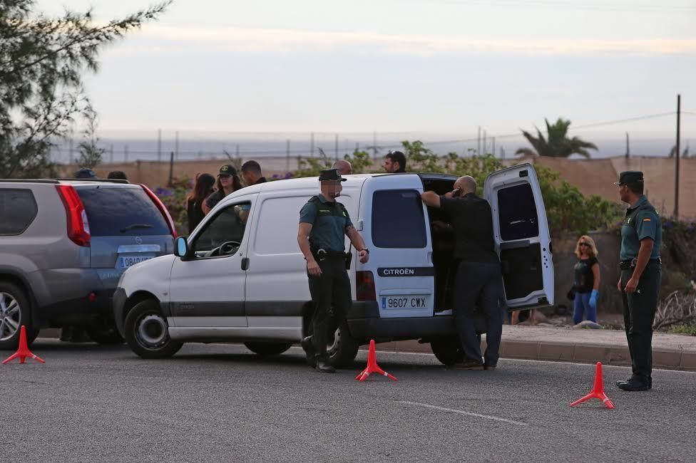La Guardia Civil trabaja en la zona donde se hallaron los restos. (ALEJANDRO RAMOS)