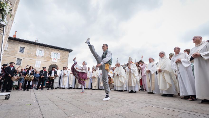 Vitoria se llena en su día grande de La Blanca con 9.000 blusas y 'neskak' ya uniformados y en las calles
