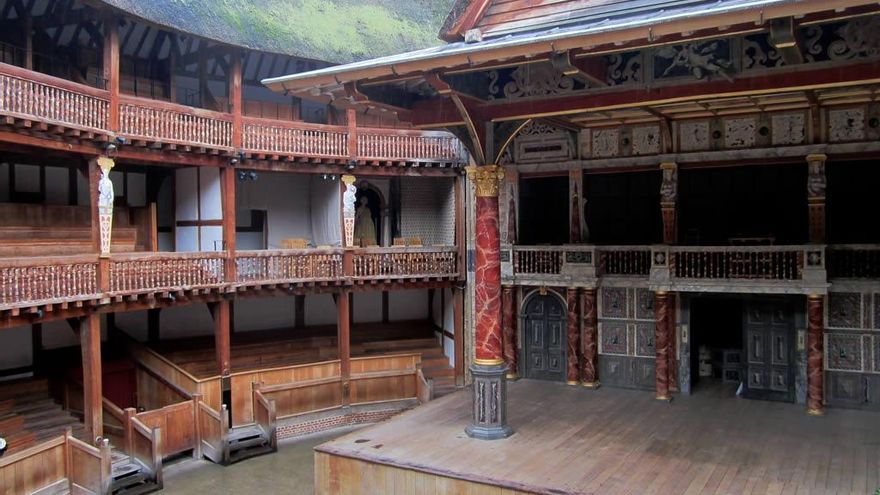 Interior de The Globe. Este teatro isabelino (siglo XV) nos recuerda a nuestras corrralas pero a lo bestia.