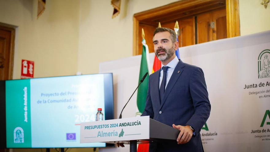 El consejero de Sostenibilidad, Medio Ambiente y Economía Azul, Ramón Fernández-Pacheco, durante la presentación de los presupuestos de Andalucía para 2024, en la Delegación del Gobierno de la Junta en Almería.