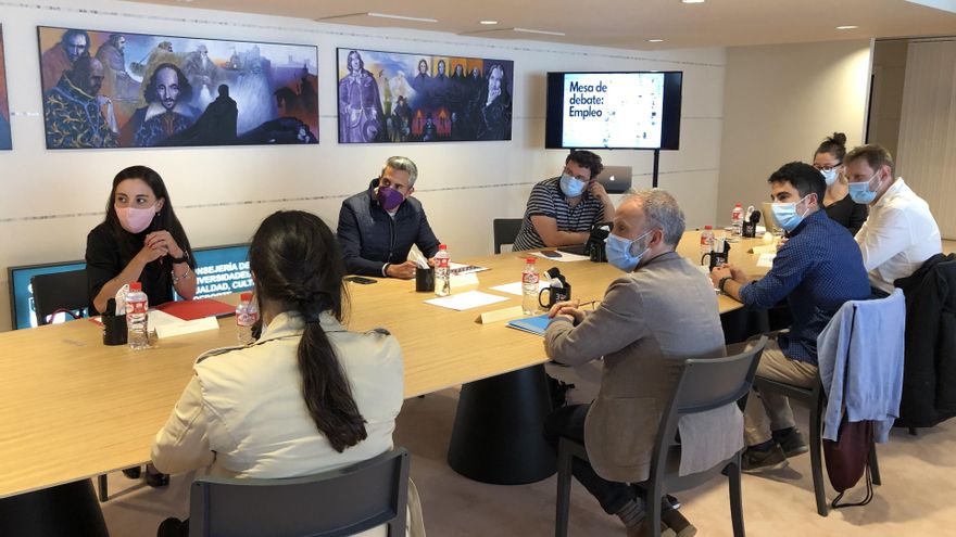 Pablo Zuloaga preside la primera mesa de debate para la creación de la ley de Juventud