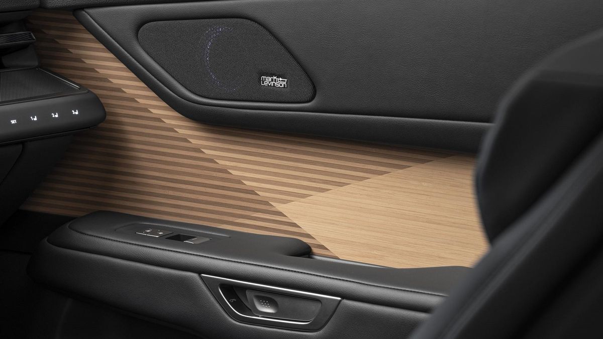 Detalle de las láminas de madera de bambú instaladas en el interior.