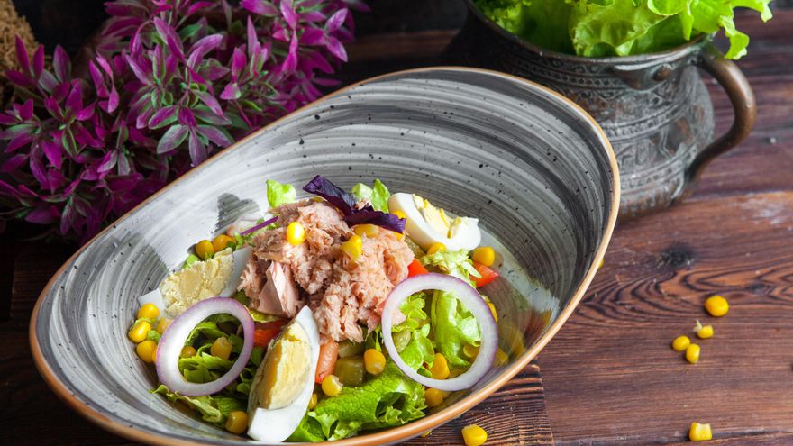 Seis formas ligeras, rápidas y fáciles de añadir proteína a tus ensaladas de verano