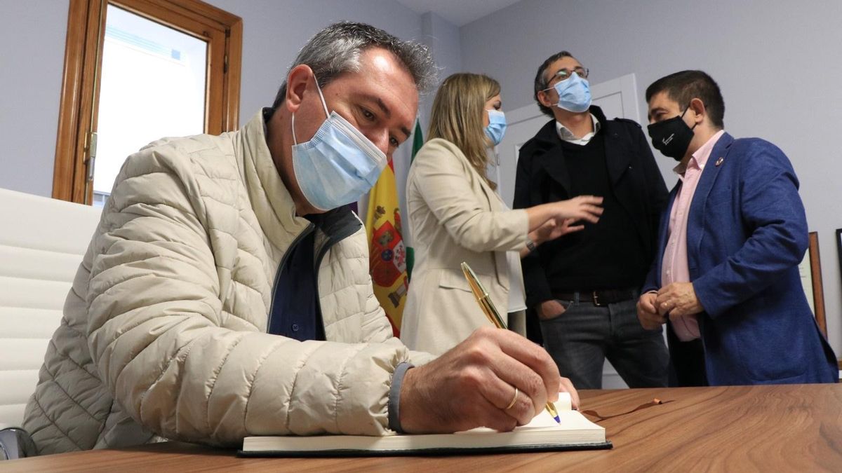 El secretario general del PSOE-A, Juan Espadas, este sábado en Baeza (Jaén). De fondo, el presidente de la Diputación de Jaén y secretario general provincial, Francisco Reyes, y el ex diputado Eduardo Madina.