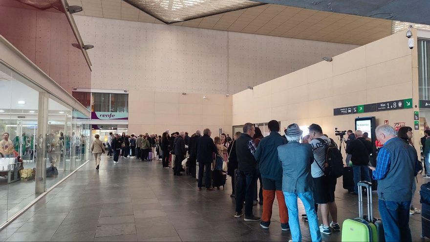 Colas en la estación del AVE de Zaragoza.