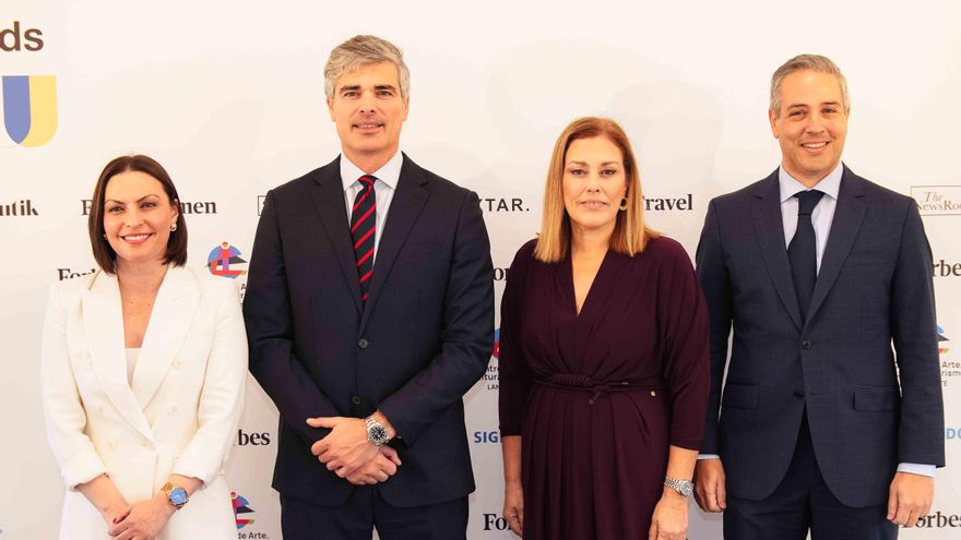 Marcos Cohen, a la derecha de la imagen, junto a la presidenta del Parlamento de Canarias, Astrid Pérez (PP), y la consejera de Universidades del Gobierno de Canarias, Migdalia Machín (CC), a la izquierda