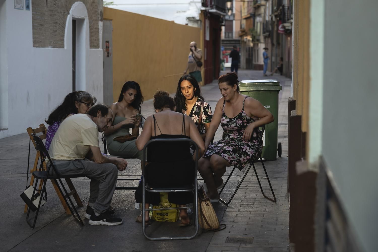 Rocholica, reunida a la fresca con varios vecinos en la calle de Agustina de Aragón.