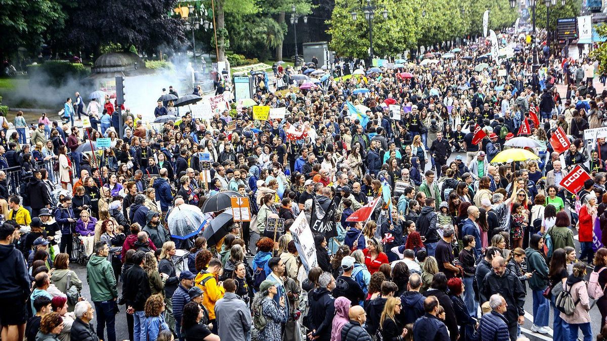 Un grupo de profesores se encierra para exigir una salida al conflicto de la huelga indefinida en la enseñanza en Asturias